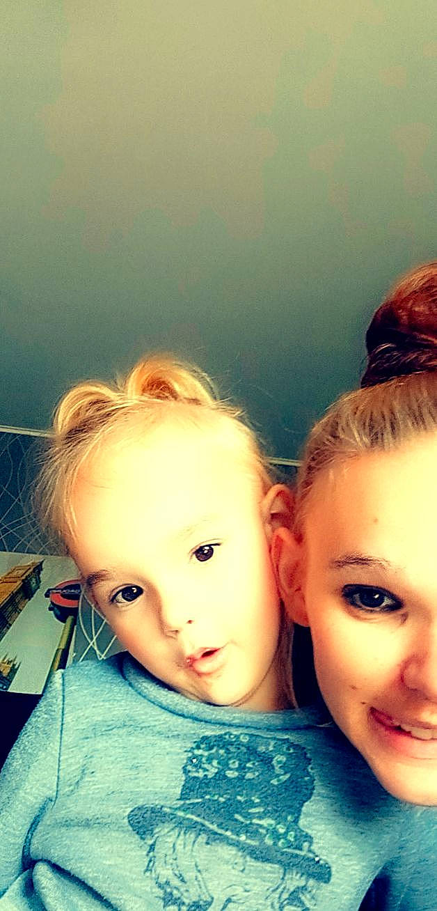 Lyna participe au concours pour gagner de l'argent avec cette photo : blond, cheek, ear, eyebrow, eyelash, flash_photography, fun, gesture, happy, iris, jaw, lip, long_hair, neck, nose, person, selfie, skin, smile, sunlight