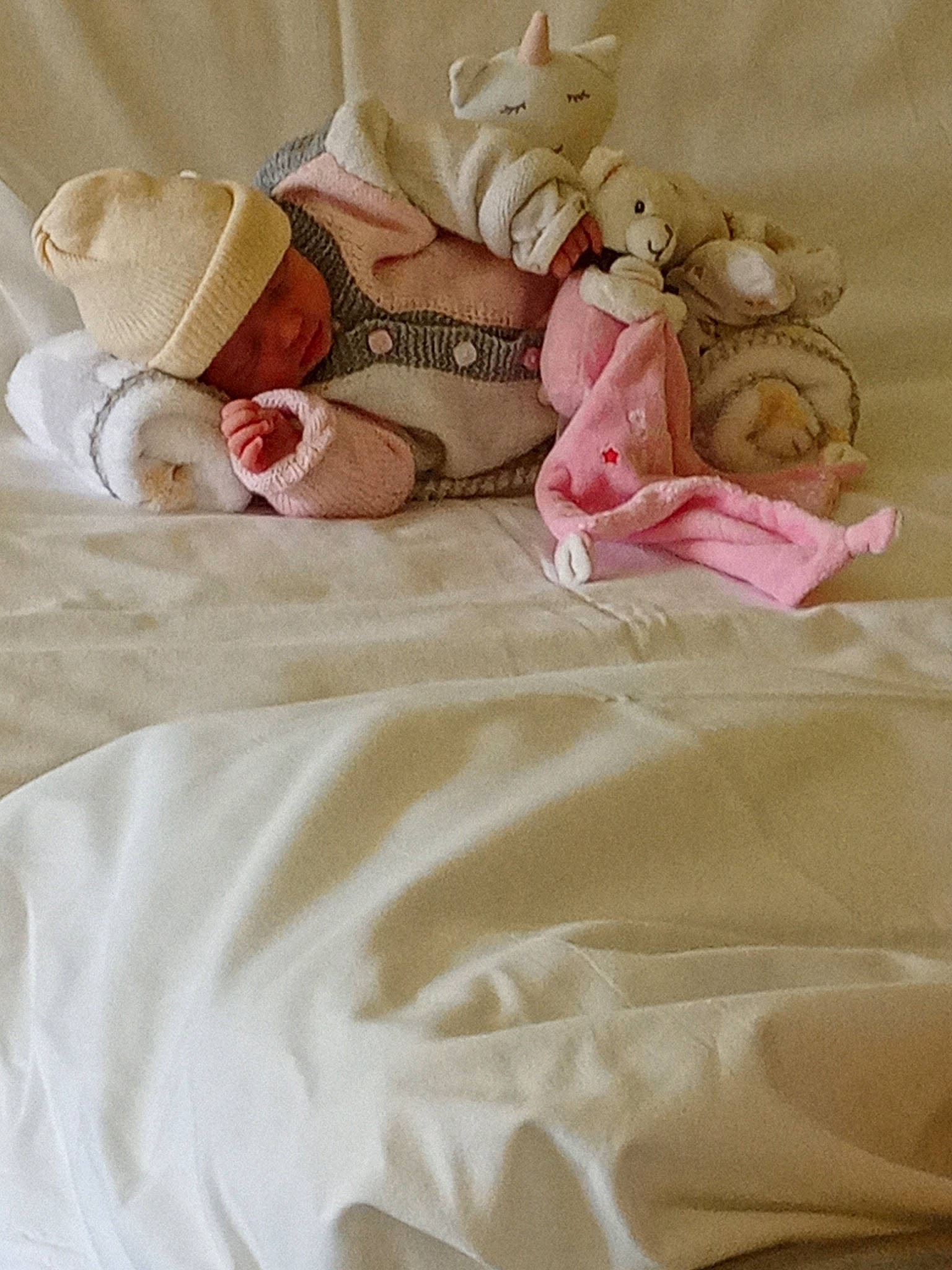 Lea participe au concours pour gagner de l'argent avec cette photo : baby, baby_sleeping, baby_toddler_clothing, bed, bedding, comfort, dress, fashion_accessory, fedora, hat, headgear, headpiece, headwear, linens, pattern, peach, person, petal, pink, sleeve