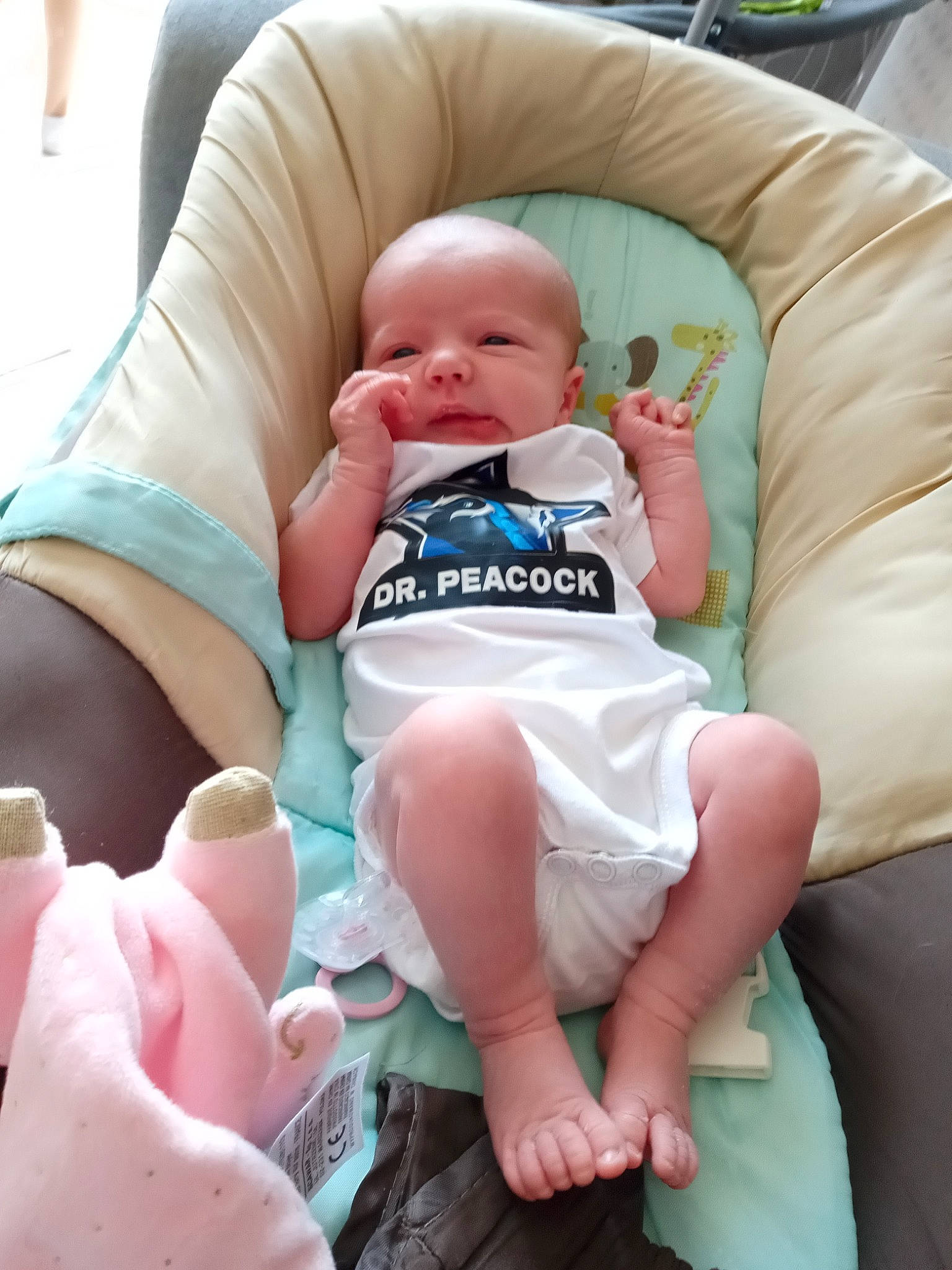 Lea participe au concours pour gagner de l'argent avec cette photo : baby, baby_products, baby_toddler_clothing, chair, cheek, child, comfort, face, finger, green, human_leg, knee, lap, mouth, nail, person, pink, sitting, skin, thigh