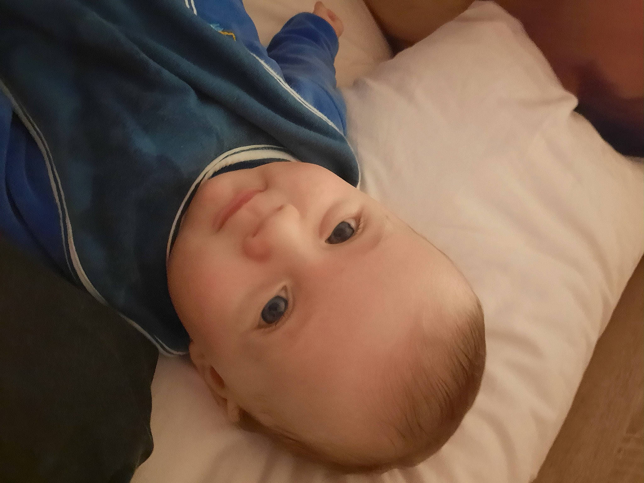 Lilio a rejoint le concours — aidez-le/la à gagner de superbes lots ! arm, baby, baby_toddler_clothing, cheek, chin, comfort, eye, eyebrow, eyelash, flash_photography, forehead, grass, hand, headgear, human_body, lip, mouth, neck, nose, person