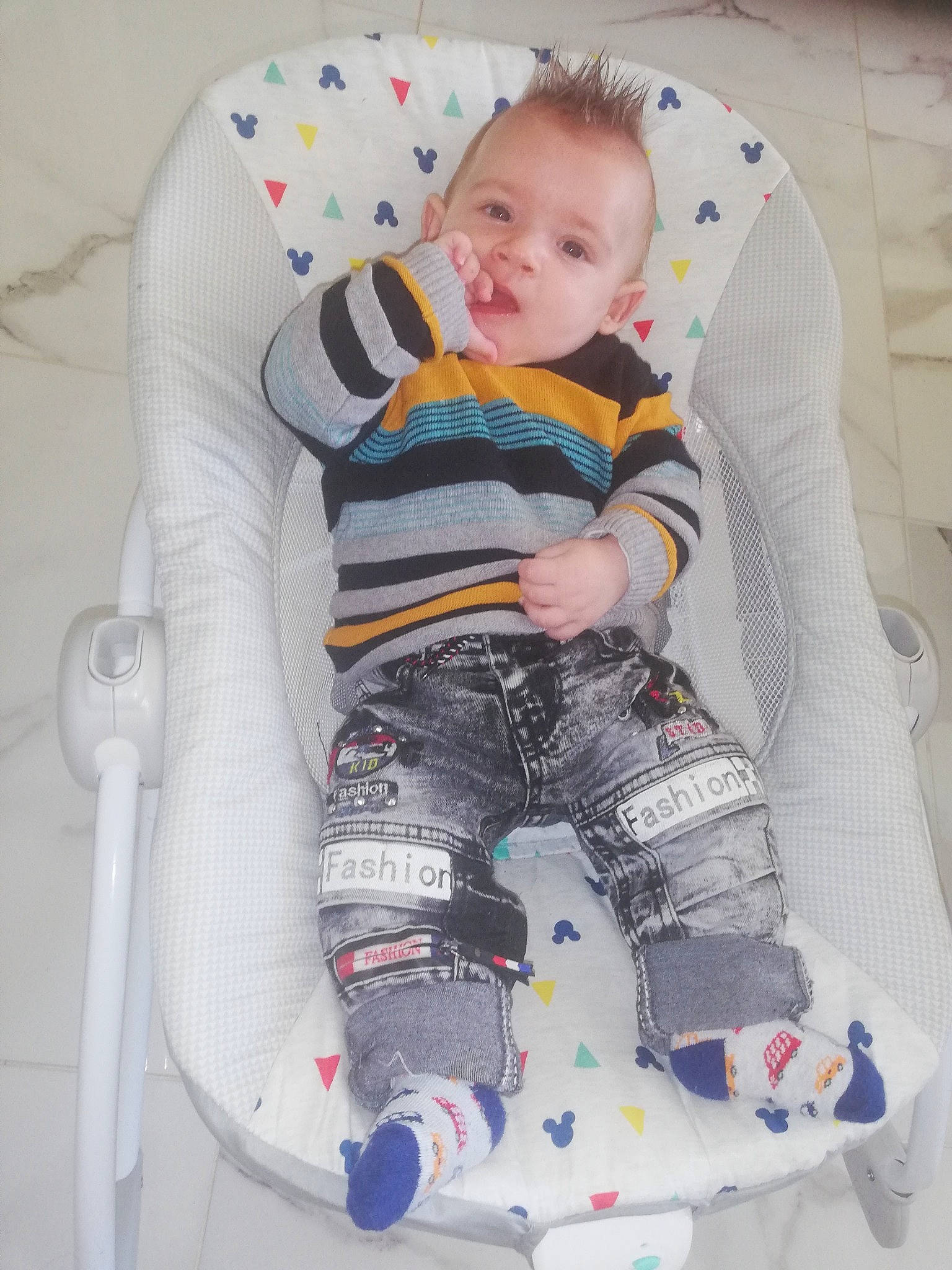 Stan participe au concours pour gagner de l'argent avec cette photo : baby, baby_carriage, baby_products, baby_toddler_clothing, carmine, chair, child, comfort, electric_blue, fun, knee, pattern, person, personal_protective_equipment, play, sitting, sleeve, smile, t_shirt, thigh
