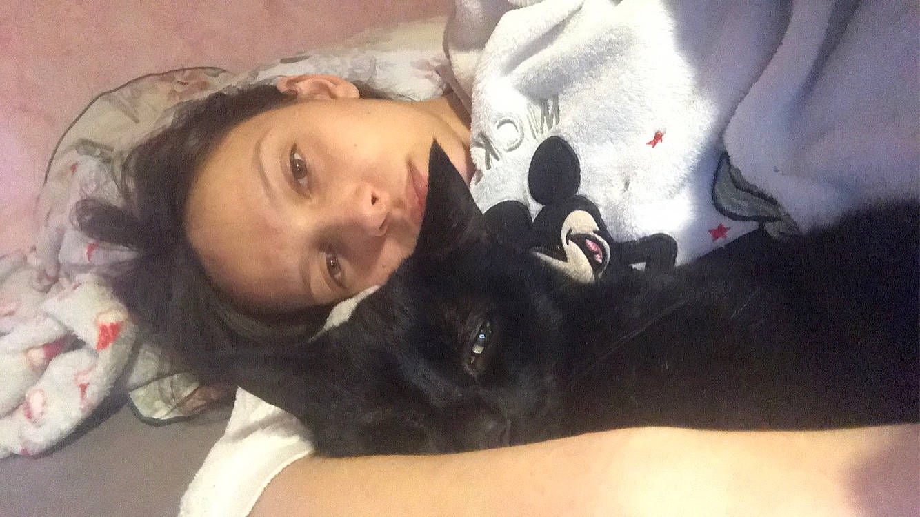 Karamel participe au concours pour gagner de l'argent avec cette photo : black_hair, carnivore, comfort, companion_dog, cool, dog_breed, elbow, fun, fur, gesture, happy, mammal, mouth, neck, nose, skin, t_shirt, textile, thigh, vertebrate