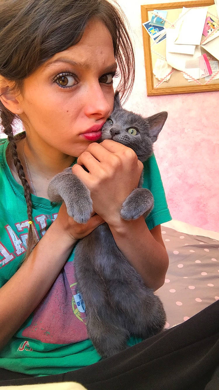 Greyci a rejoint le concours — aidez-le/la à gagner de superbes lots ! black_hair, carnivore, cat, ear, eyelash, fawn, felidae, gesture, hairstyle, hand, happy, lip, long_hair, neck, shoulder, skin, small_to_medium_sized_cats, street_fashion, thigh, whiskers