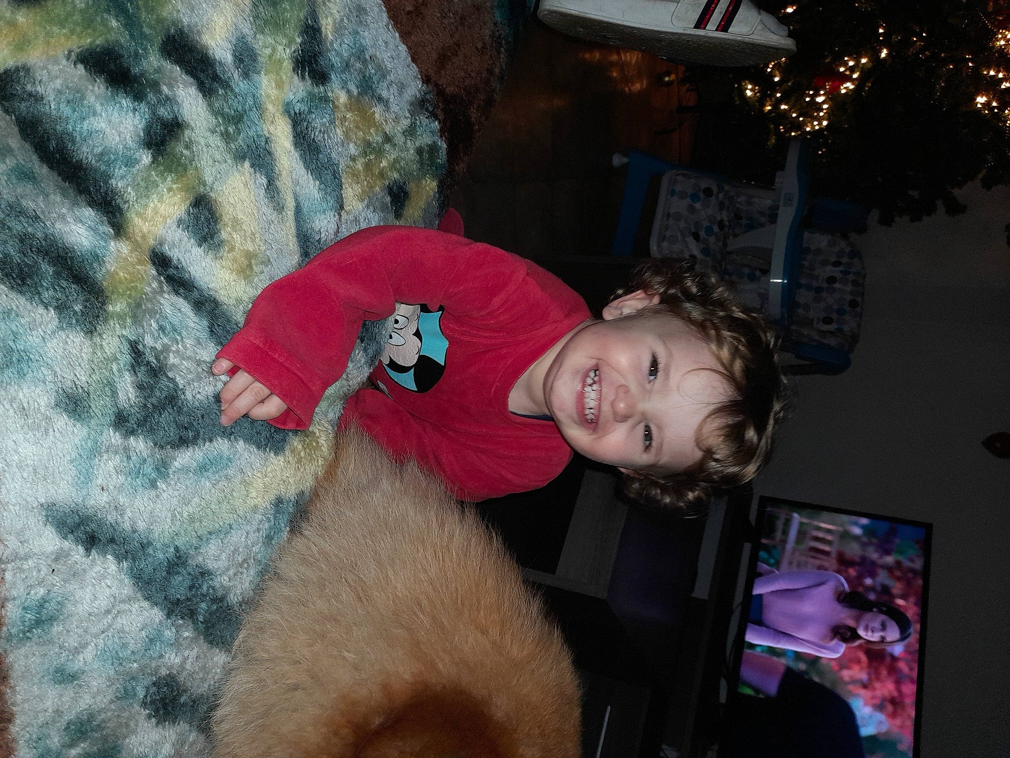 Railley participe au concours pour gagner de l'argent avec cette photo : child, christmas, christmas_eve, christmas_ornament, companion_dog, couch, event, fun, fur, fur_clothing, holiday, holiday_ornament, joy, lap, party, person, room, stuffed_toy, textile, toddler