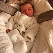 Luna a rejoint le concours — aidez-le/la à gagner de superbes lots ! newborn, baby, sleeping, onesie, white_clothing, baby_carrier, blanket, soft_texture, cozy, indoor, infant, peaceful, cute, face, head, child, resting, warm, comfort, person