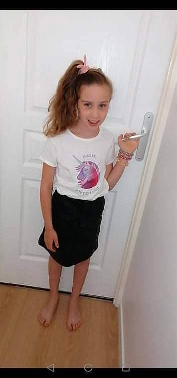 Maëlie participe au concours pour gagner de l'argent avec cette photo : clothing, door, finger, human_leg, joint, joy, knee, magenta, neck, pattern, person, pink, shoulder, sleeve, smile, standing, t_shirt, thigh, toddler, trunk