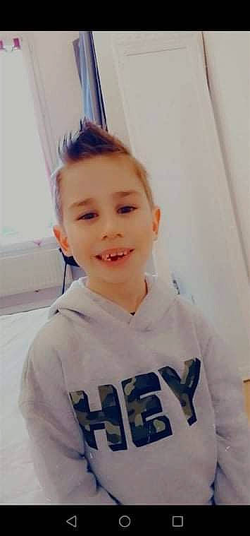 Ethan a rejoint le concours — aidez-le/la à gagner de superbes lots ! child, crew_cut, electric_blue, forehead, fun, happy, jaw, jersey, joy, person, player, portrait_photography, selfie, sitting, sleeve, smile, sports_uniform, sportswear, standing, street_fashion