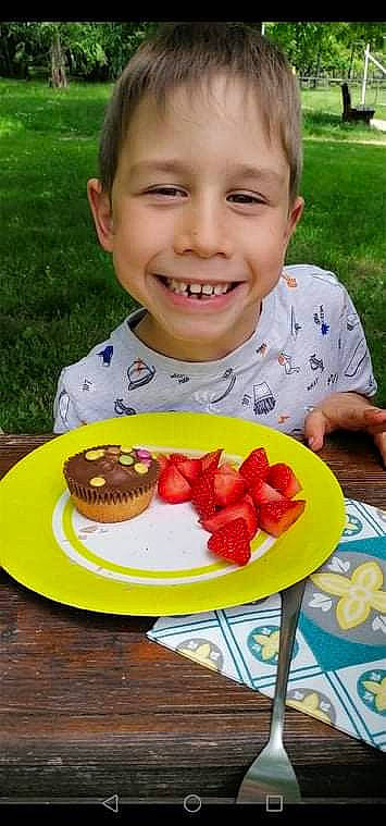 Ethan a rejoint le concours — aidez-le/la à gagner de superbes lots ! baked_goods, cake, cuisine, dish, food, fruit, happy, ingredient, joy, natural_foods, person, plant, plate, recipe, sharing, smile, strawberries, strawberry, summer, sweetness