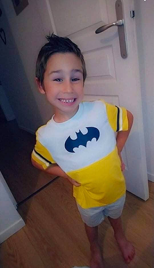 Ethan participe au concours pour gagner de l'argent avec cette photo : abdomen, baby_toddler_clothing, chest, electric_blue, eye, face, flooring, fun, happy, head, human_leg, joy, neck, person, shoulder, skin, sleeve, smile, t_shirt, thigh