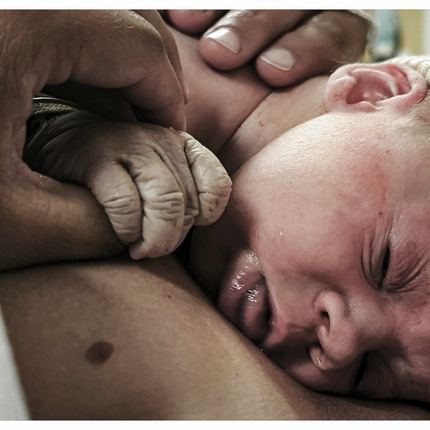 élio participe au concours pour gagner de l'argent avec cette photo : adult_hand, baby, bond, closeup, comfort, face, family, fingers, gentle, hand, headwear, human, infant, love, newborn, skin, skin_texture, sleeping, touch, wrinkles