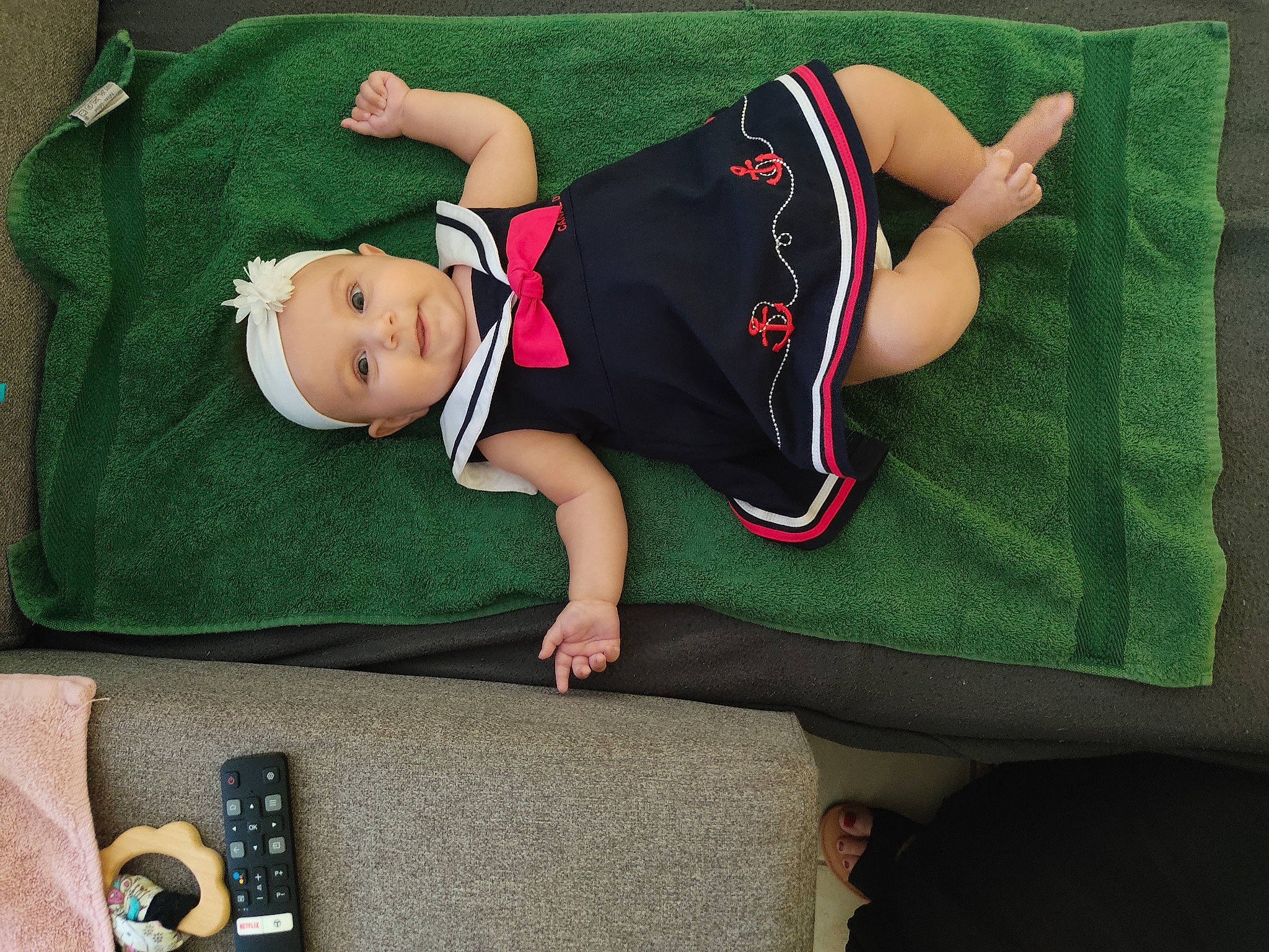 Elyana a rejoint le concours — aidez-le/la à gagner de superbes lots ! baby, baby_products, baby_toddler_clothing, child, comfort, dress, elbow, grass, green, hat, knee, lap, linens, sitting, sleeve, sock, t_shirt, thigh, toddler, wood