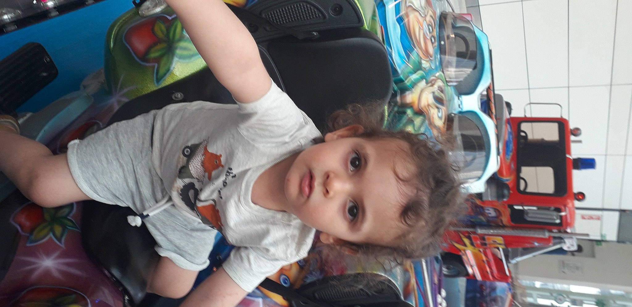 Sam a rejoint le concours — aidez-le/la à gagner de superbes lots ! baby, baby_carriage, baby_products, backpack, bag, child, fun, happy, human_body, leisure, luggage_and_bags, motor_vehicle, nose, person, room, sitting, toddler, tree, vacation