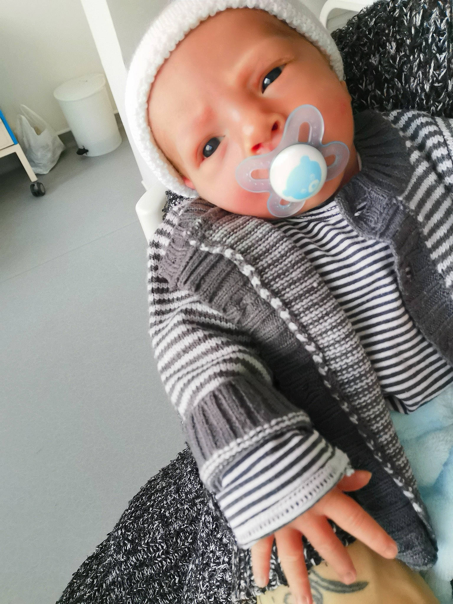 Matys participe au concours pour gagner de l'argent avec cette photo : baby, blue, cheek, child, head, linens, nose, outerwear, person, skin, textile, toddler, toy