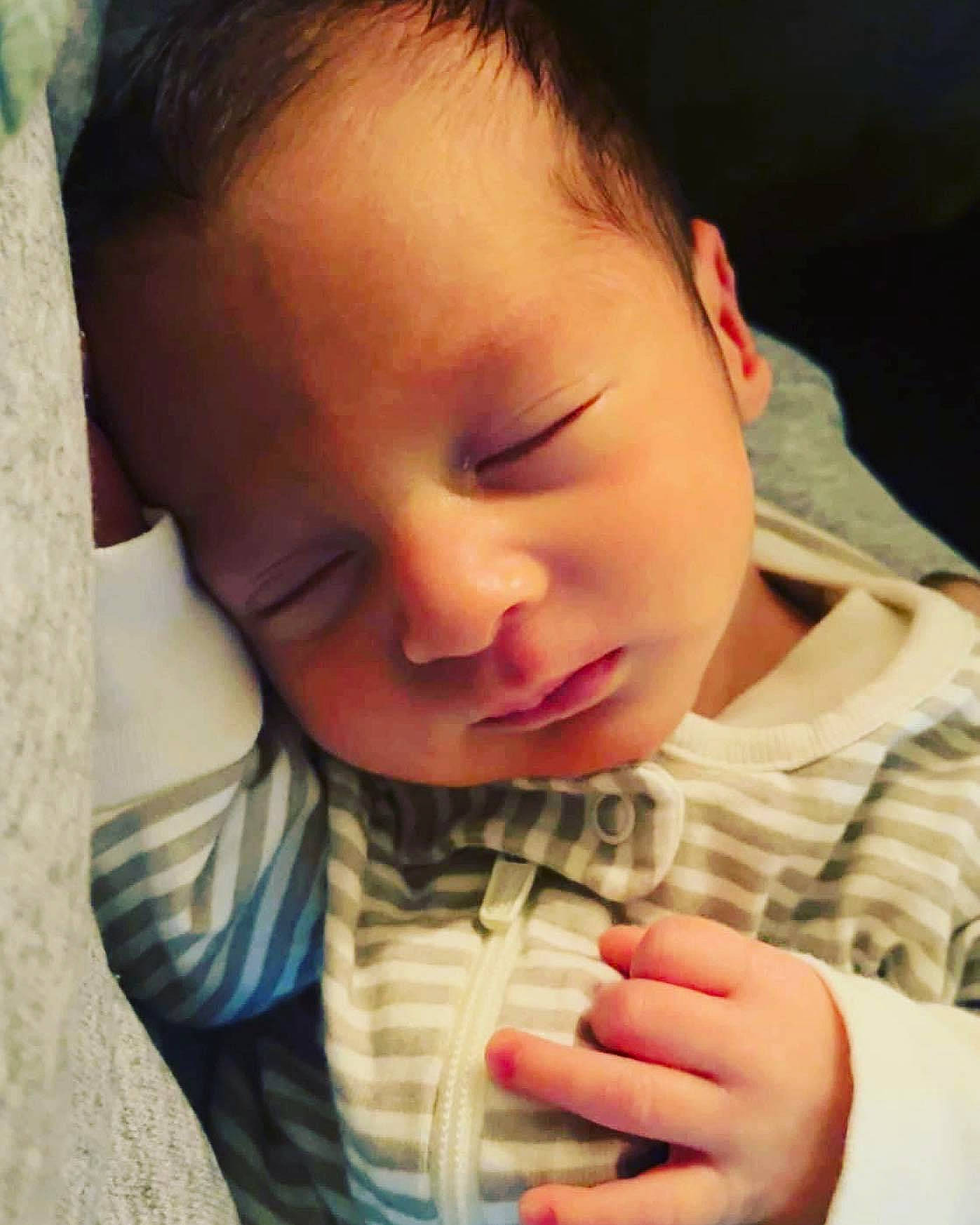 Aizig is registered to the contest to win money with this photo: baby, baby_toddler_clothing, cheek, chin, comfort, ear, eyebrow, eyelash, forehead, gesture, hand, happy, human_body, iris, lip, mouth, neck, nose, person, skin