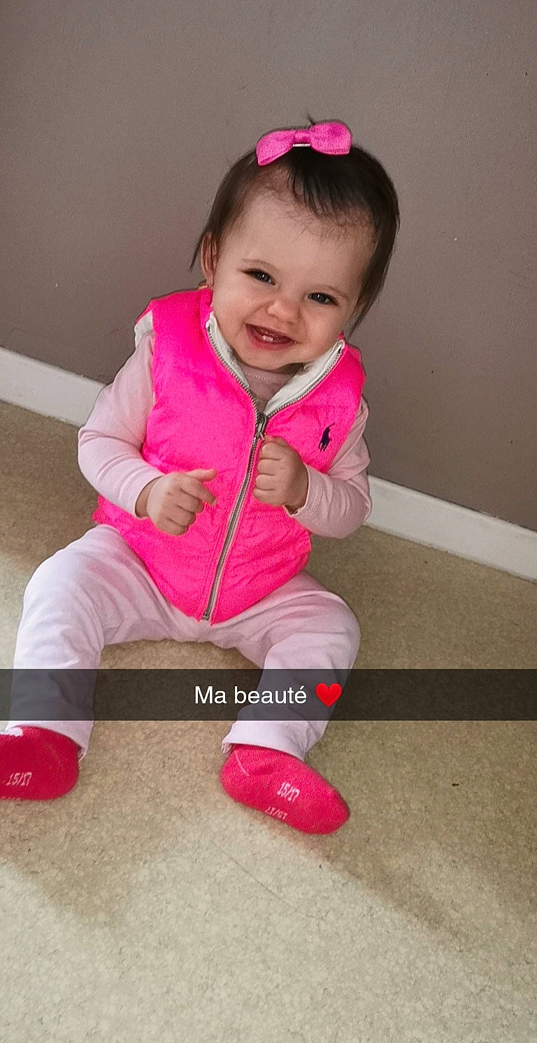 Maïna a rejoint le concours — aidez-le/la à gagner de superbes lots ! baby, child, child_model, joy, person, pink, play, sitting, smile, toddler
