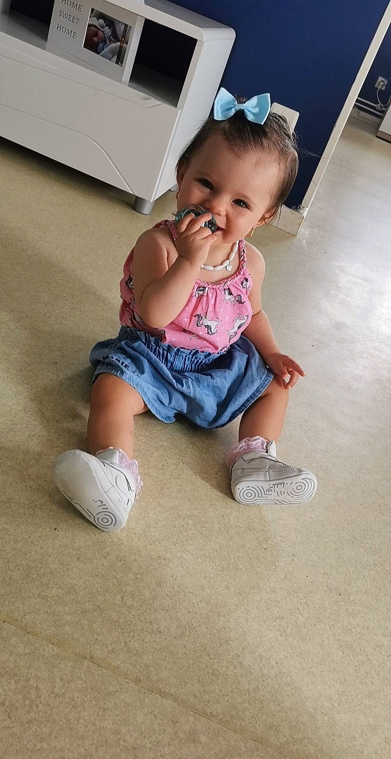 Maïna a rejoint le concours — aidez-le/la à gagner de superbes lots ! arm, baby, baby_toddler_clothing, beauty, cheek, child, facial_expression, floor, footwear, fun, head, leg, person, pink, play, product, shoe, skin, smile, standing