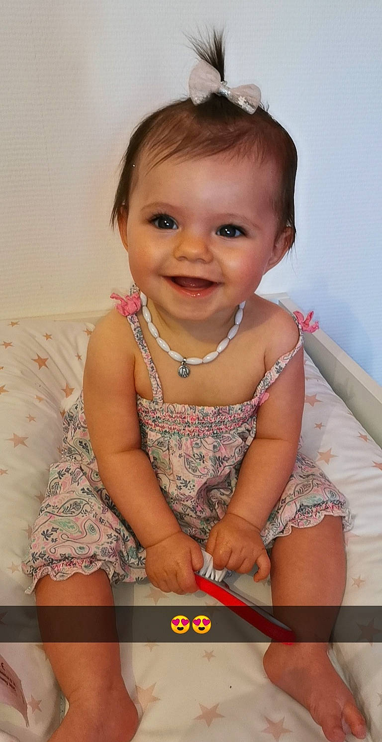 Maïna participe au concours pour gagner de l'argent avec cette photo : baby, cheek, child, child_model, iris, joy, person, sitting, skin, smile, toddler