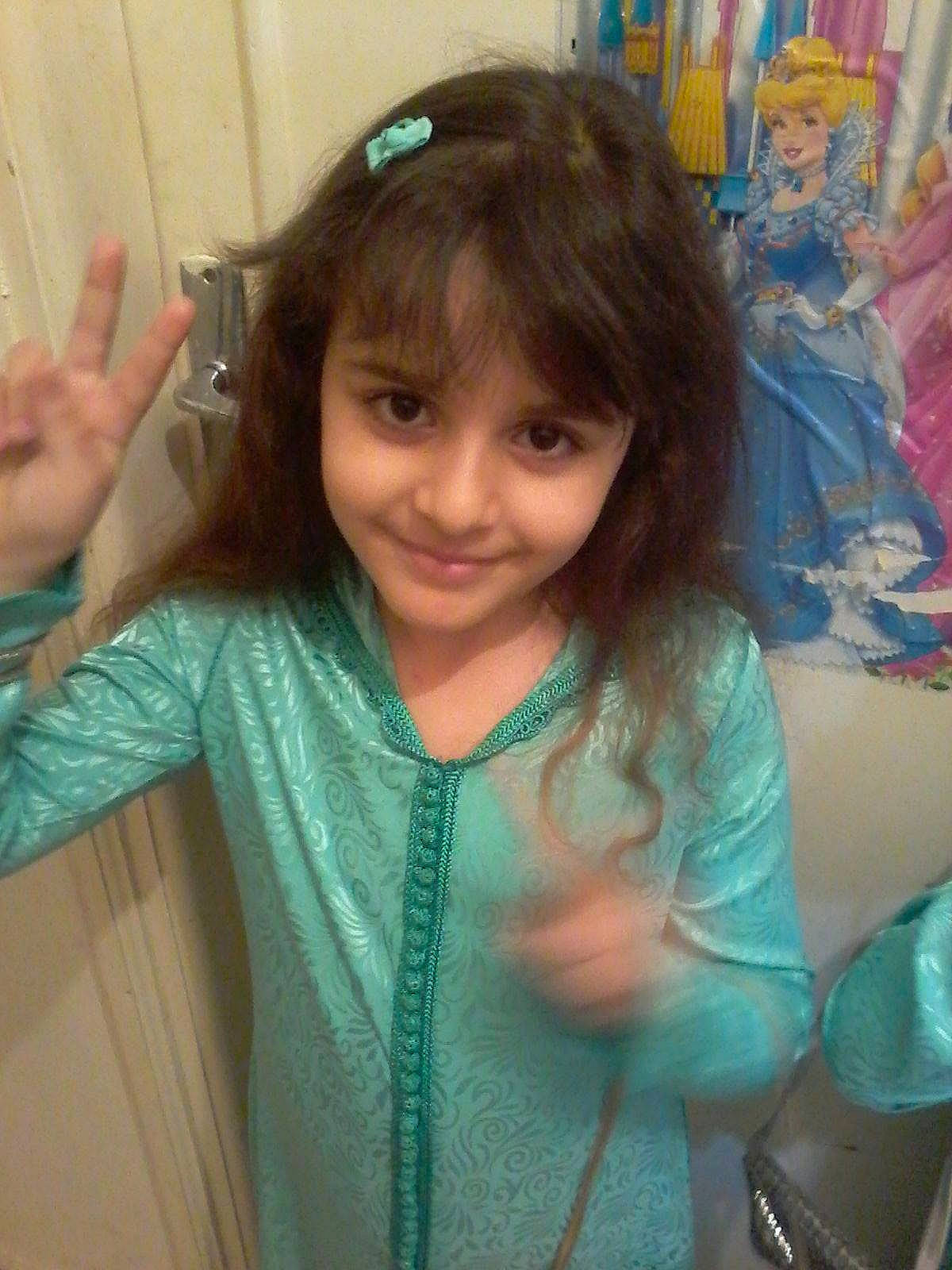 Line participe au concours pour gagner de l'argent avec cette photo : beauty, black_hair, cheek, child, chin, day, eye, eyebrow, face, forehead, girl, hair, hairstyle, head, human_hair_color, joy, lady, nose, shoulder, skin