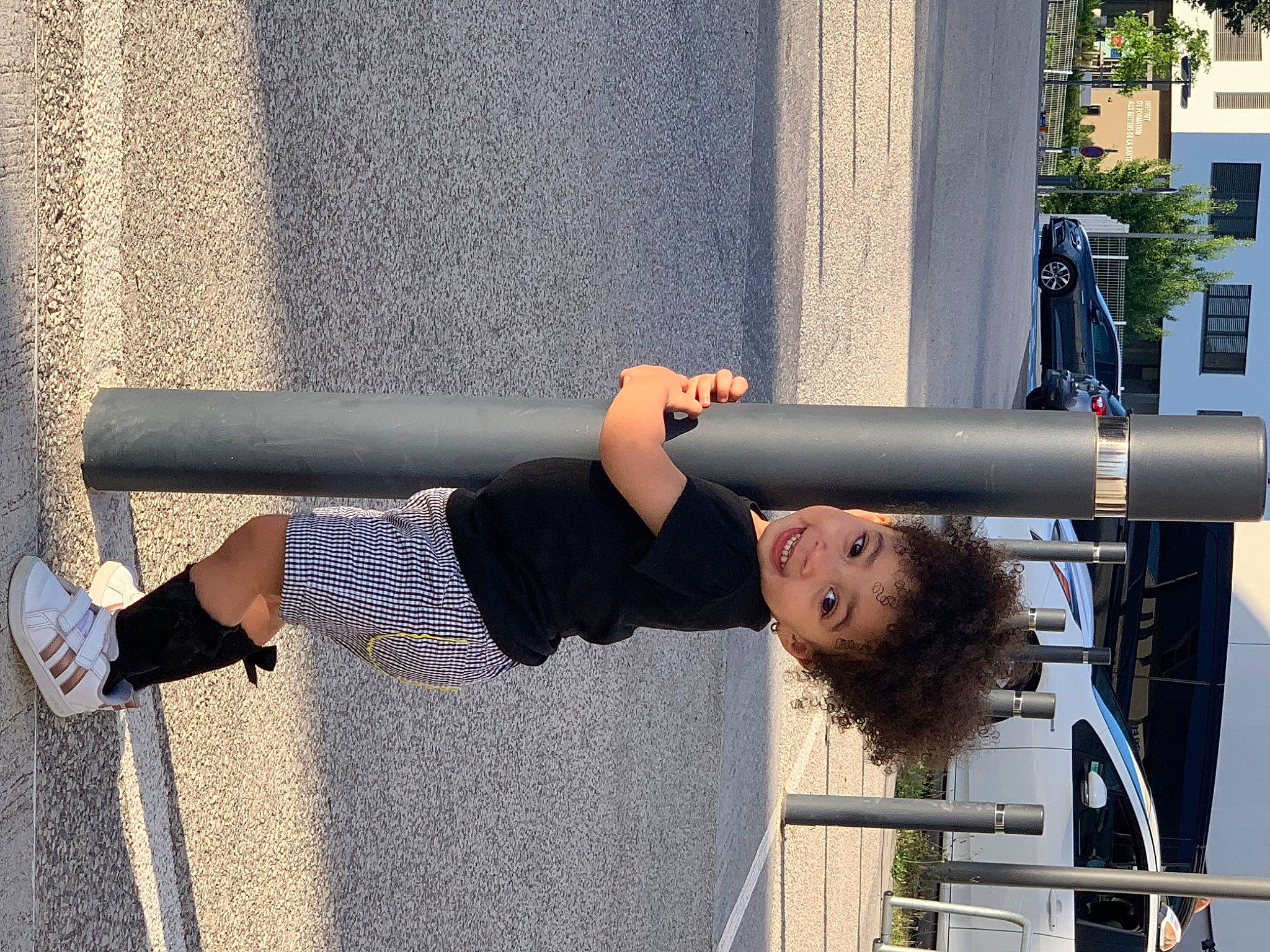 Lilya participe au concours pour gagner de l'argent avec cette photo : active_pants, calf, elbow, foot, gas, grey, human_leg, joint, joy, knee, person, physical_fitness, pipe, plant, shorts, sportswear, standing, street_fashion, t_shirt, thigh