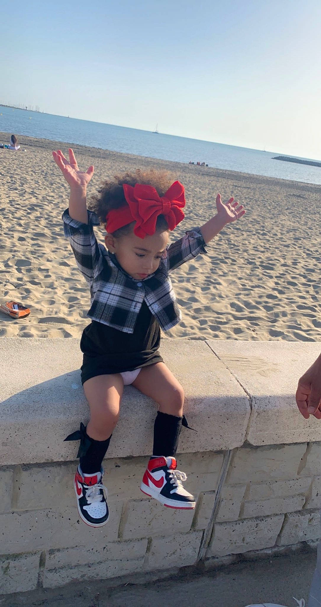 Lilya participe au concours pour gagner de l'argent avec cette photo : azure, baby_toddler_clothing, beach, cool, footwear, fun, happy, hat, headwear, human_body, landscape, leisure, people_in_nature, person, pink, recreation, shorts, sky, summer, sunglasses