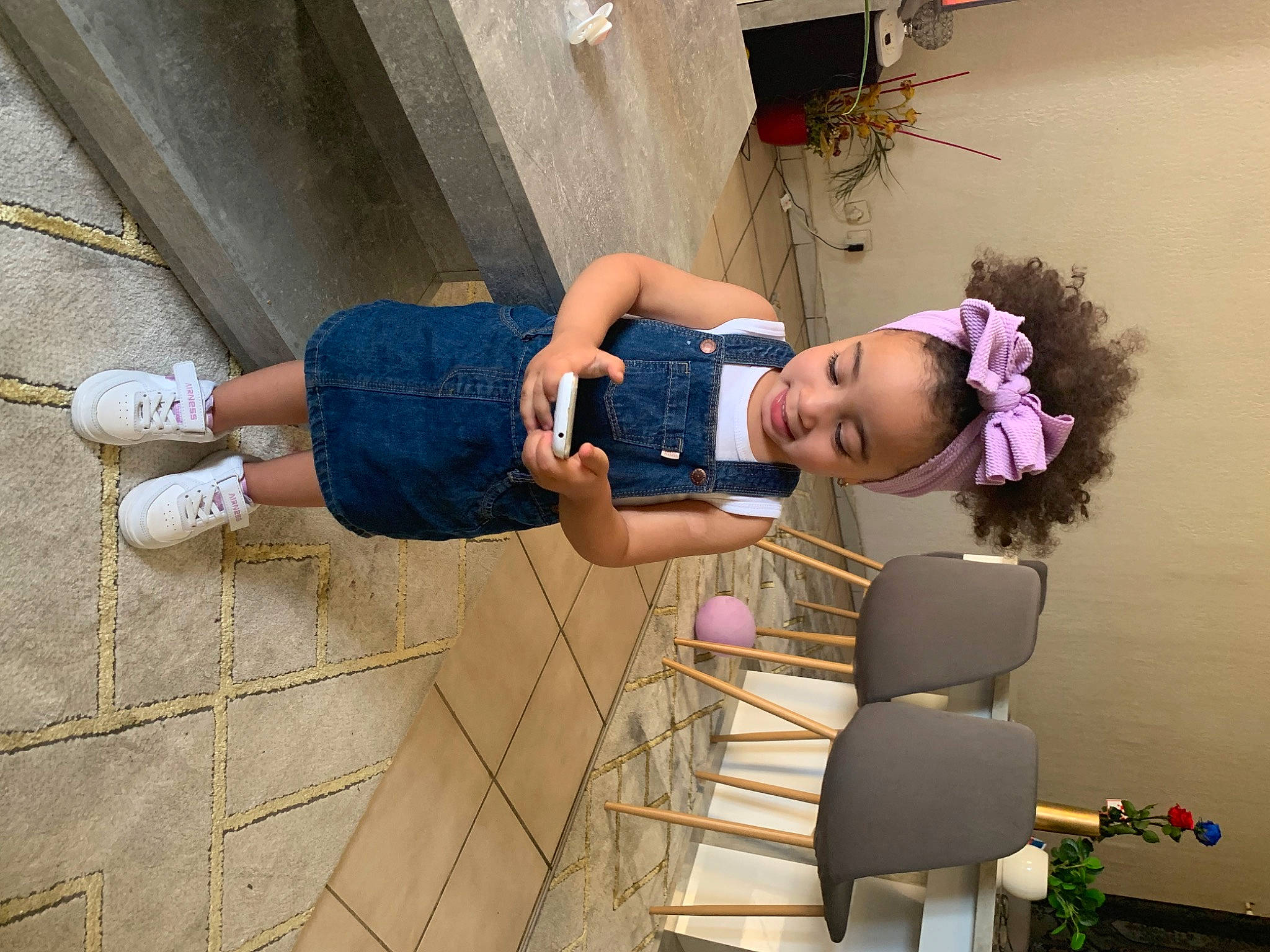 Lilya a rejoint le concours — aidez-le/la à gagner de superbes lots ! chair, child, concrete, denim, elbow, electric_blue, fun, human_leg, joy, leisure, person, plant, recreation, room, sandal, street_fashion, t_shirt, thigh, toddler