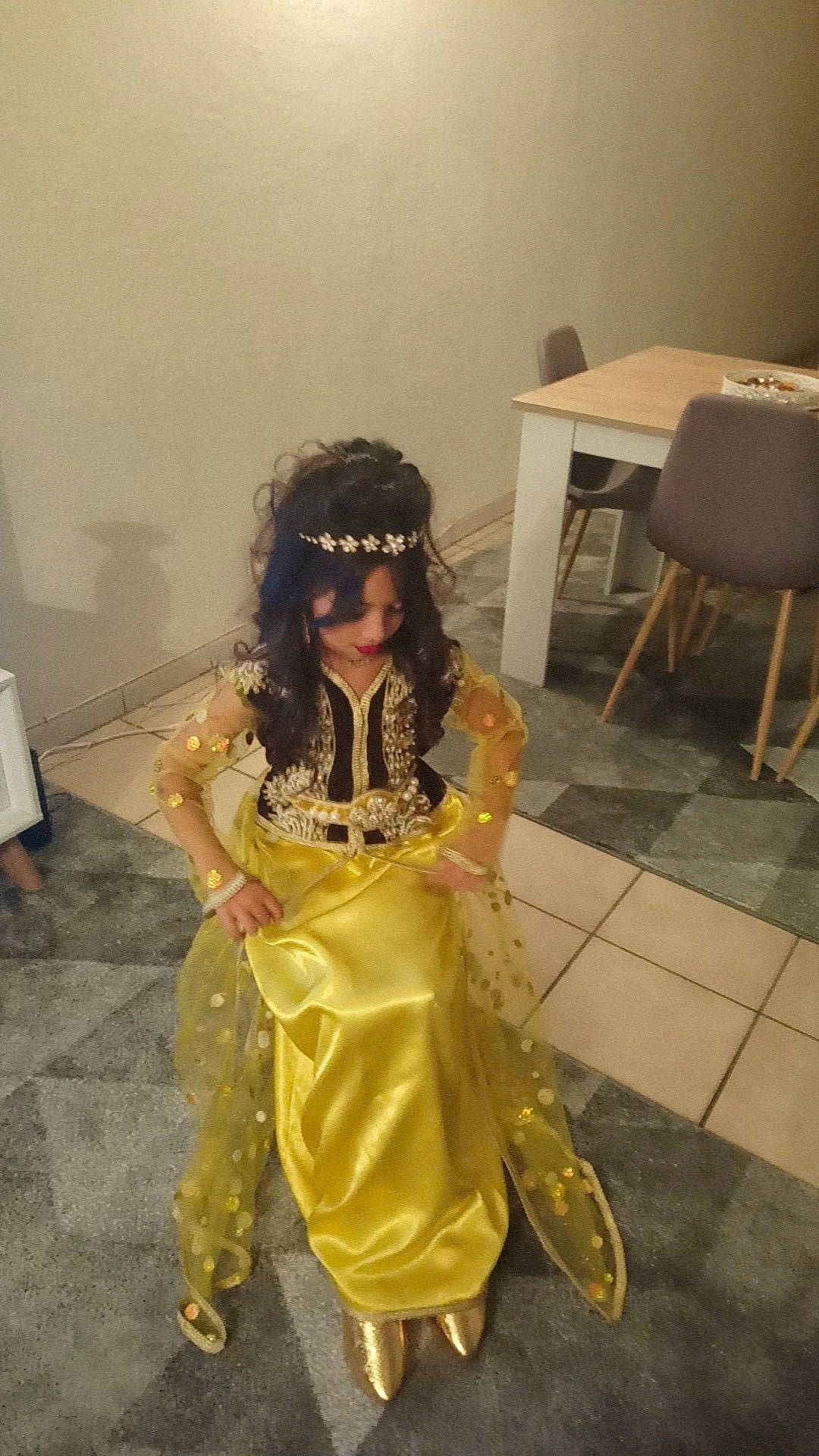 Elissa a rejoint le concours — aidez-le/la à gagner de superbes lots ! chair, costume, costume_design, entertainment, event, eyewear, fashion_accessory, fashion_design, flooring, fun, fur, happy, headpiece, jewellery, necklace, person, room, sandal, sunglasses, table