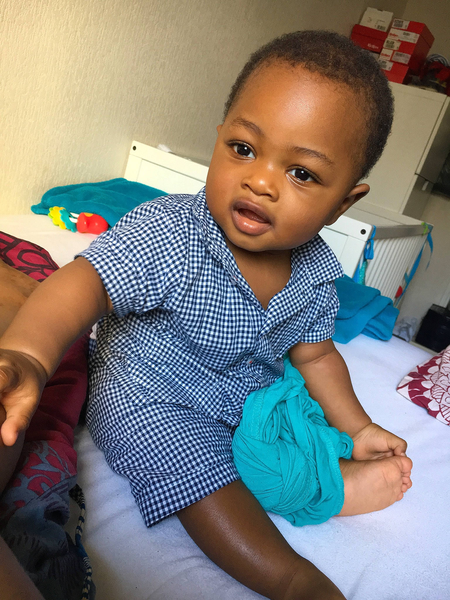 Matthieu a rejoint le concours — aidez-le/la à gagner de superbes lots ! arm, baby, cheek, child, face, forehead, head, lip, person, sitting, skin, smile, toddler