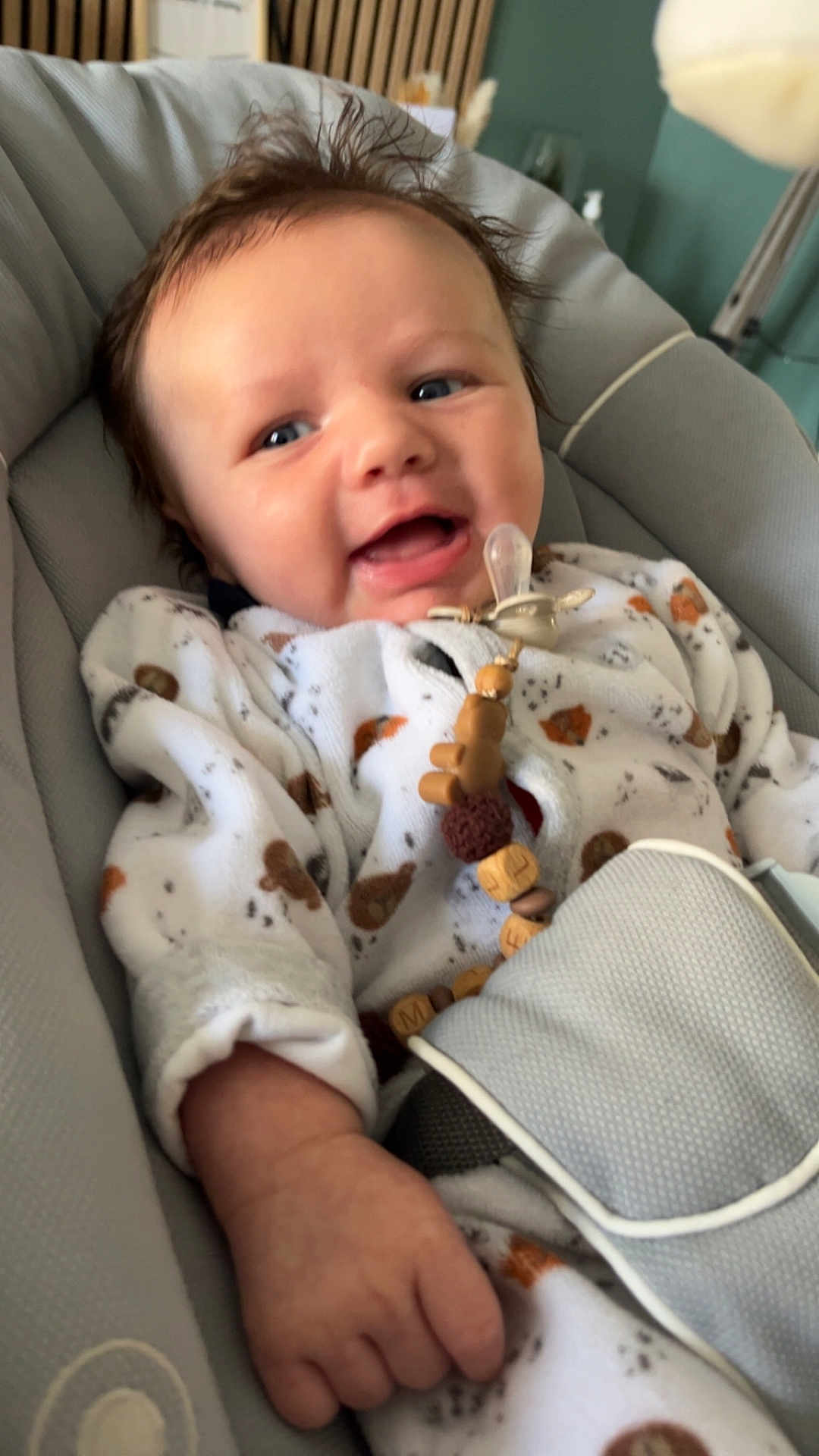 Mael Bournisien participe au concours pour gagner de l'argent avec cette photo : baby, babyaccessory, child, clothing, comfort, cushion, cute, face, hair, hand, happy, indoor, infant, onesie, pacifier, portrait, relaxing, seat, smile, young