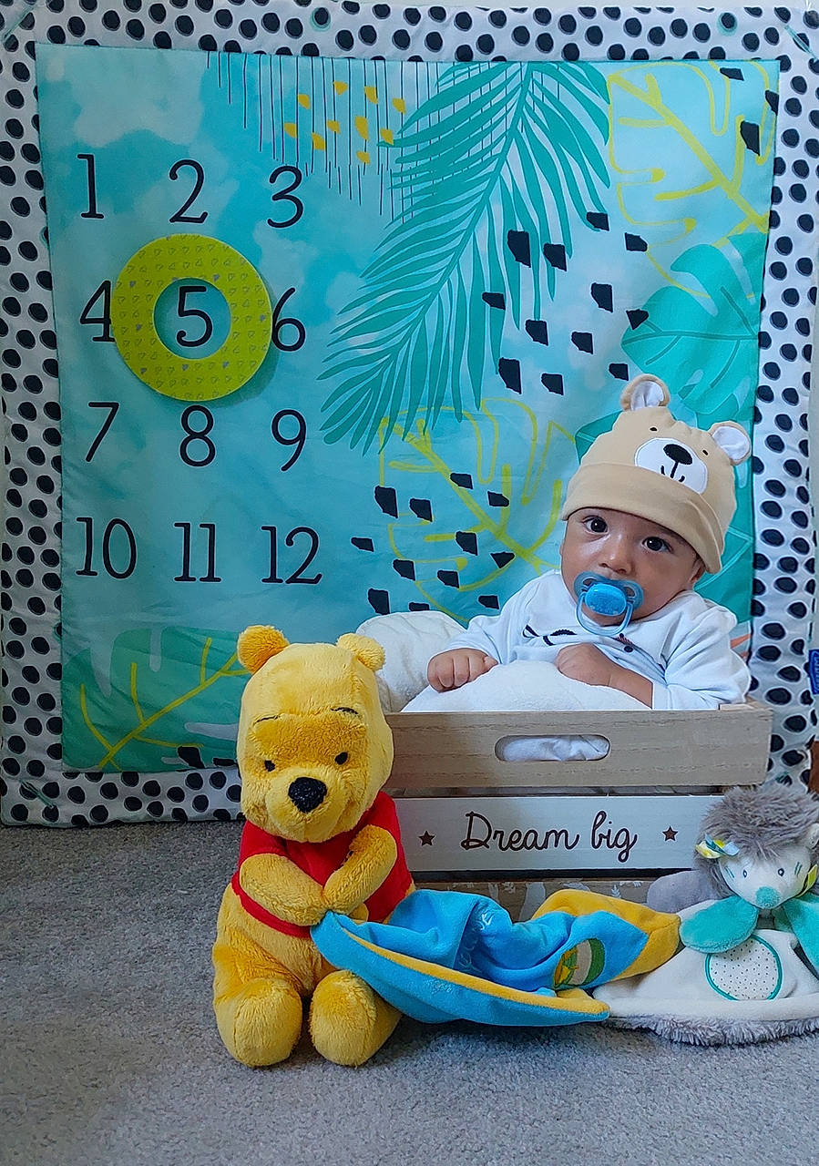 Maylone a rejoint le concours — aidez-le/la à gagner de superbes lots ! art, baby, baby_products, blue, event, font, green, hat, headwear, linens, paper, paper_product, pattern, person, picture_frame, product, rectangle, room, stuffed_toy, textile