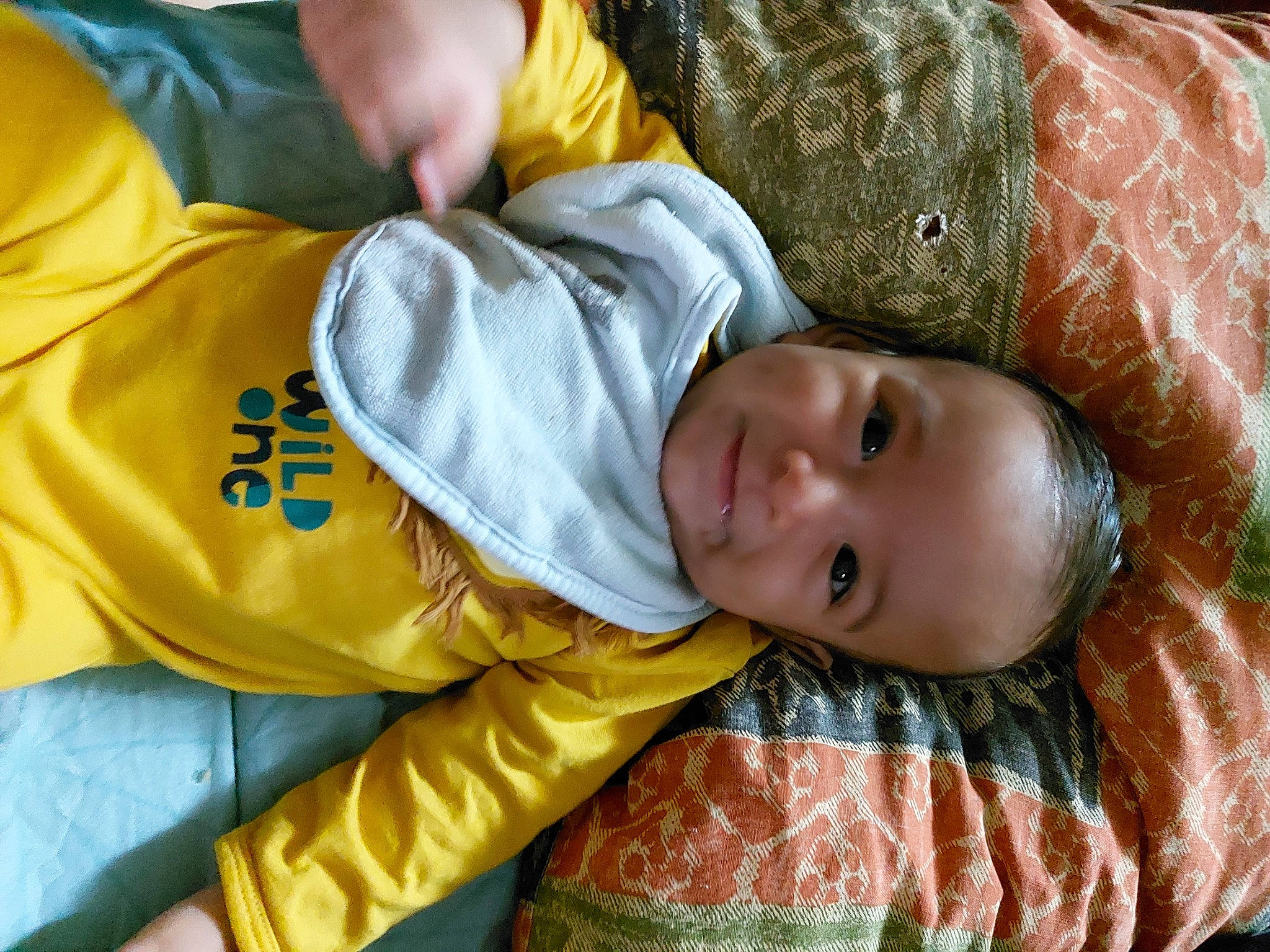 Maylone a rejoint le concours — aidez-le/la à gagner de superbes lots ! baby, baby_toddler_clothing, cheek, child, comfort, facial_expression, grass, happy, iris, joy, nose, orange, person, sitting, skin, sleep, sleeve, toddler, tree, wood