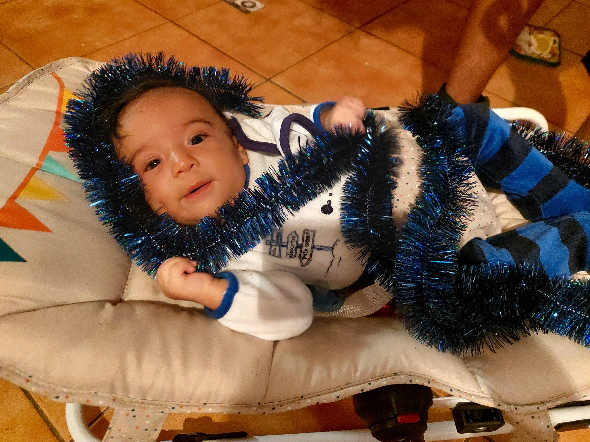 Maylone a rejoint le concours — aidez-le/la à gagner de superbes lots ! baby, black_hair, child, comfort, event, eye, finger, fun, goggles, hand, happy, leisure, person, sitting, smile, sunglasses, thigh, toddler, umbrella, white