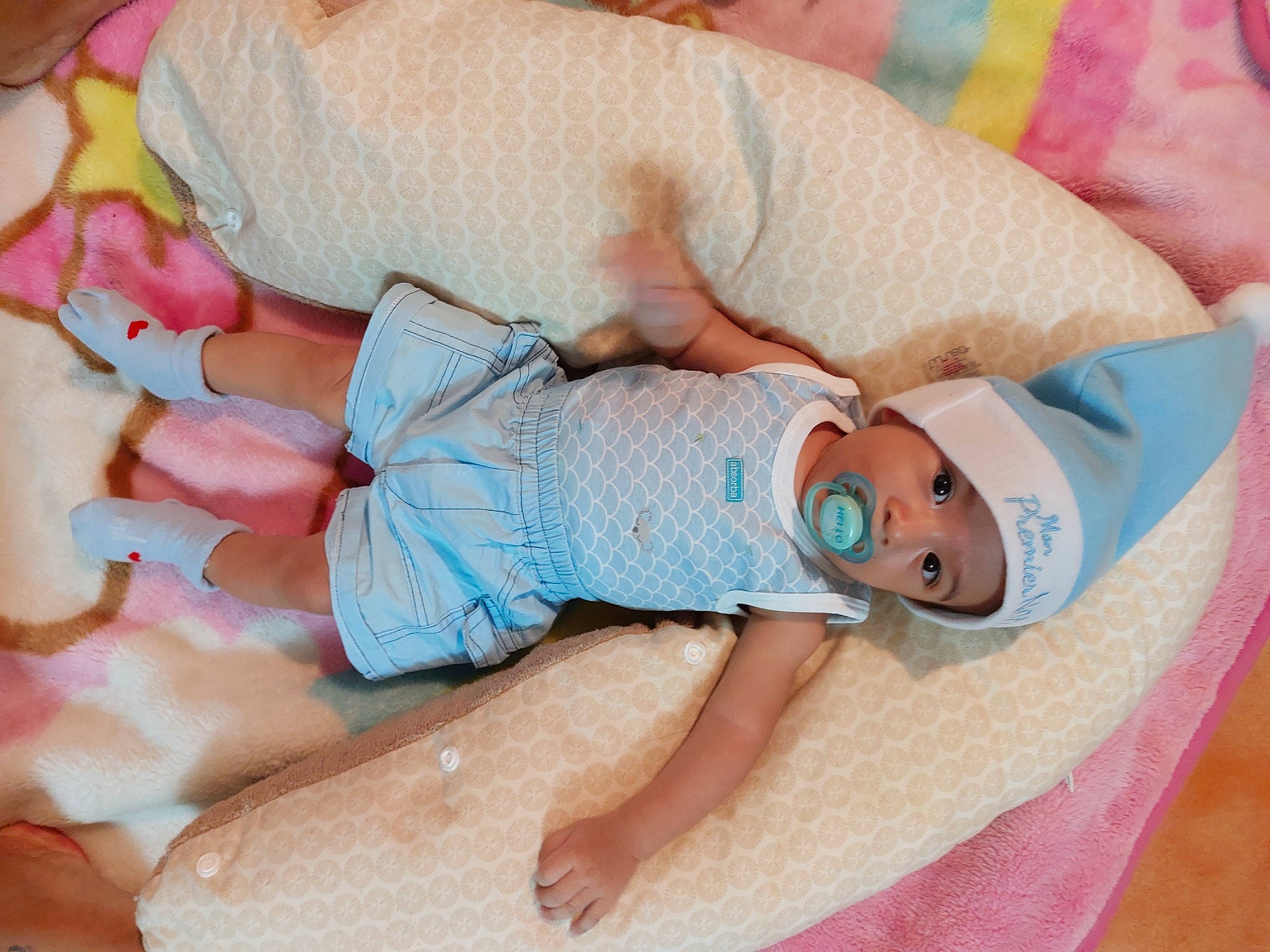 Maylone participe au concours pour gagner de l'argent avec cette photo : baby, baby_products, baby_toddler_clothing, cheek, child, comfort, finger, headwear, human_body, leg, linens, nail, pattern, people, person, pink, product, skin, sleeve, textile