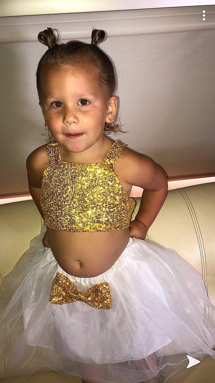 Haïdy participe au concours pour gagner de l'argent avec cette photo : abdomen, ballet_tutu, child, child_model, costume, person, smile, toddler