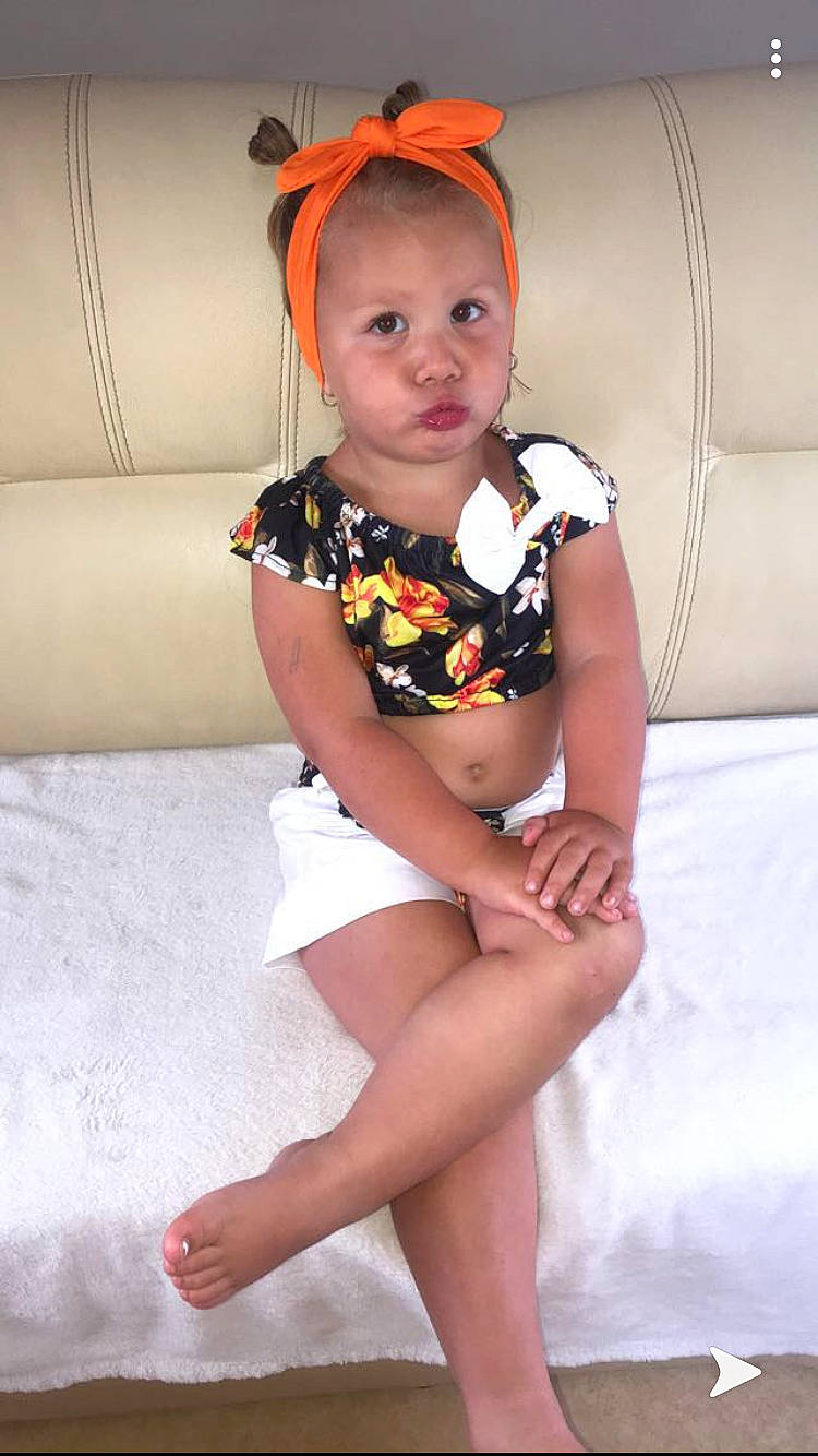 Haïdy participe au concours pour gagner de l'argent avec cette photo : arm, child, child_model, clothing, costume, headgear, human_leg, leg, person, pigtail, skin, thigh, toddler