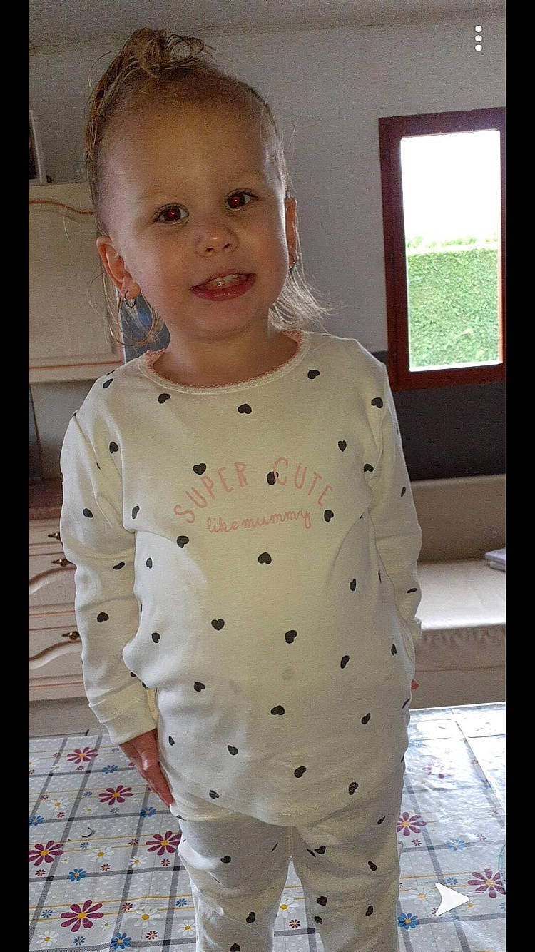 Haïdy participe au concours pour gagner de l'argent avec cette photo : baby, baby_toddler_clothing, child, clothing, design, outerwear, pattern, person, polka_dot, sleeve, smile, toddler