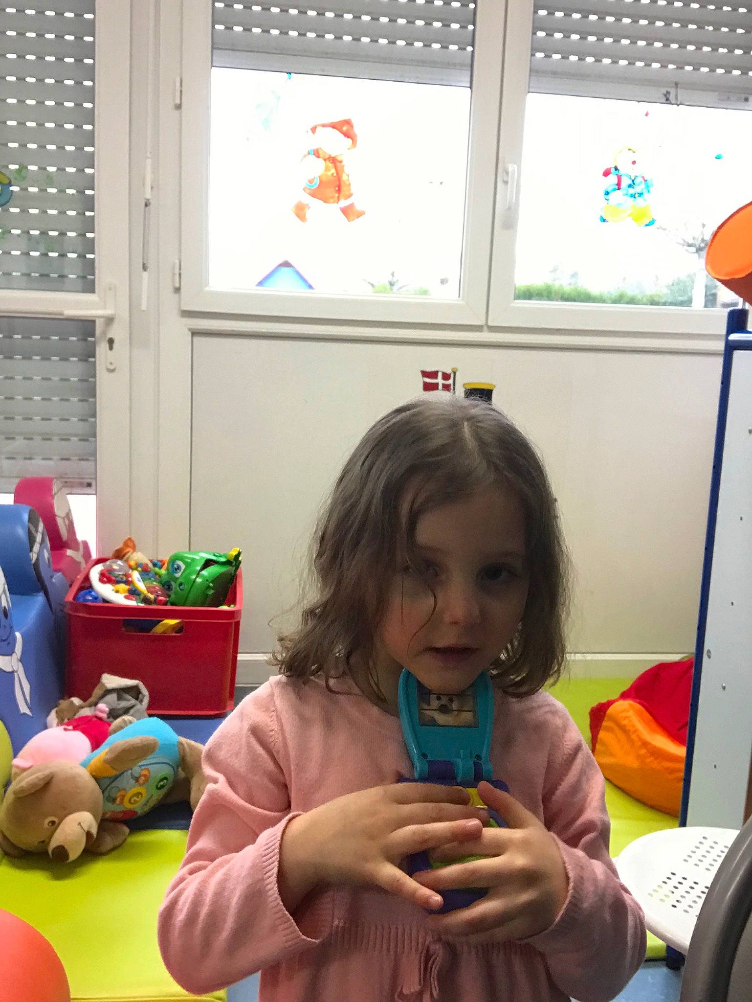 Lizzy a rejoint le concours — aidez-le/la à gagner de superbes lots ! child, person, play, room, toddler