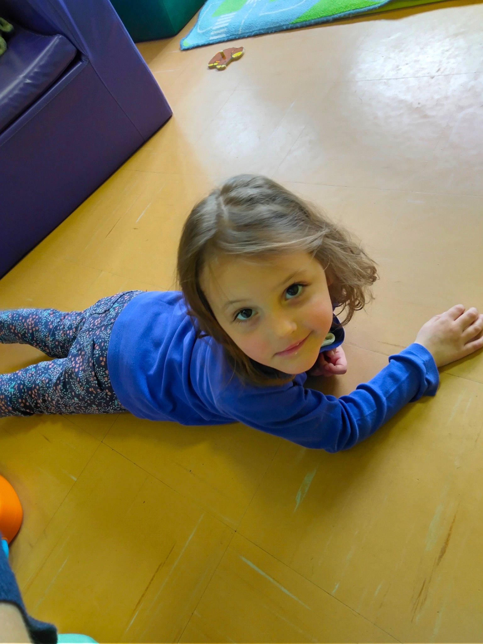 Lizzy a rejoint le concours — aidez-le/la à gagner de superbes lots ! arm, blue, child, finger, fun, person, play, smile, toddler, yellow