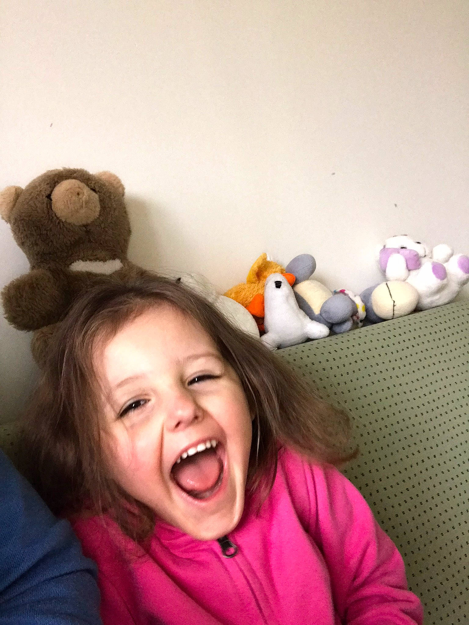 Lizzy a rejoint le concours — aidez-le/la à gagner de superbes lots ! child, ear, fun, happy, laugh, organ, person, photography, pink, plush, puppet, smile, stuffed_toy, teddy_bear, tooth, toy