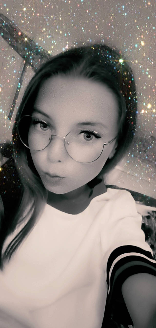 Daphné a rejoint le concours — aidez-le/la à gagner de superbes lots ! black, cheek, chin, eye, eyebrow, eyelash, eyewear, facial_expression, forehead, glasses, hair, hairstyle, head, lip, nose, organ, person, photograph, skin, vision_care