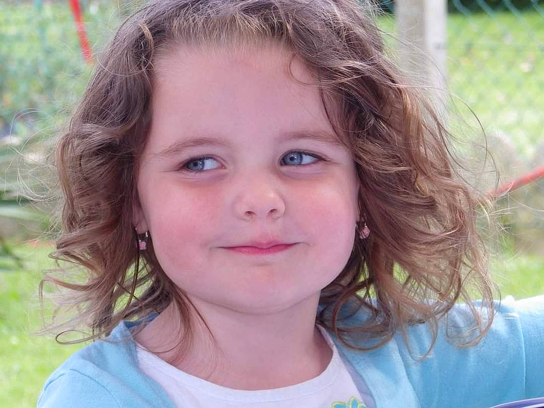 Daphné participe au concours pour gagner de l'argent avec cette photo : cheek, chin, ear, eyebrow, eyelash, face, forehead, grass, happy, iris, jaw, joy, leisure, lip, nose, people_in_nature, person, plant, skin, smile