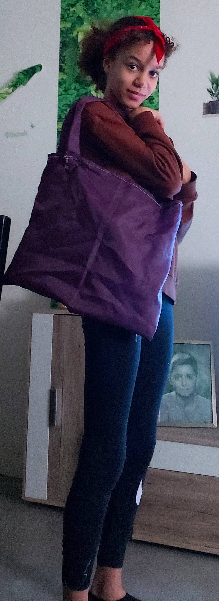 Mia participe au concours pour gagner de l'argent avec cette photo : blazer, denim, electric_blue, grey, human_leg, joint, joy, knee, magenta, neck, person, pink, purple, shoulder, sleeve, sportswear, standing, thigh, tints_and_shades, trunk