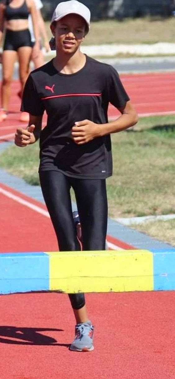 Mia a rejoint le concours — aidez-le/la à gagner de superbes lots ! athlete, championship, competition, competition_event, electric_blue, event, exercise, fun, headwear, human_leg, knee, person, recreation, red, running, sleeve, spandex, sports, sportswear, thigh