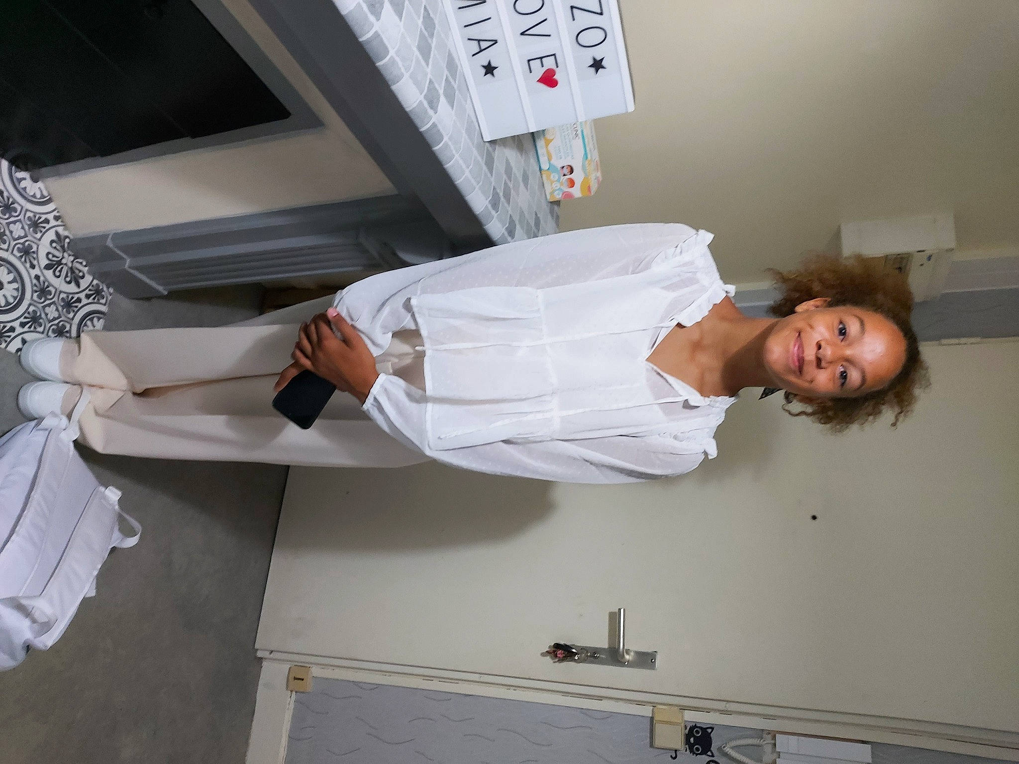 Mia a rejoint le concours — aidez-le/la à gagner de superbes lots ! ceiling, comfort, elbow, fashion_design, human_leg, joy, person, room, thigh, white