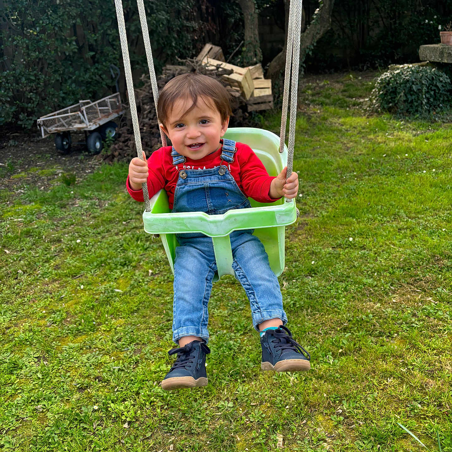 Calum participe au concours pour gagner de l'argent avec cette photo : child, fun, garden, grass, green_swing, happy, outdoor, overalls, play, portrait, red_shirt, rope, seat, shoes, smile, sunlight, swing, toddler, trees, young_child