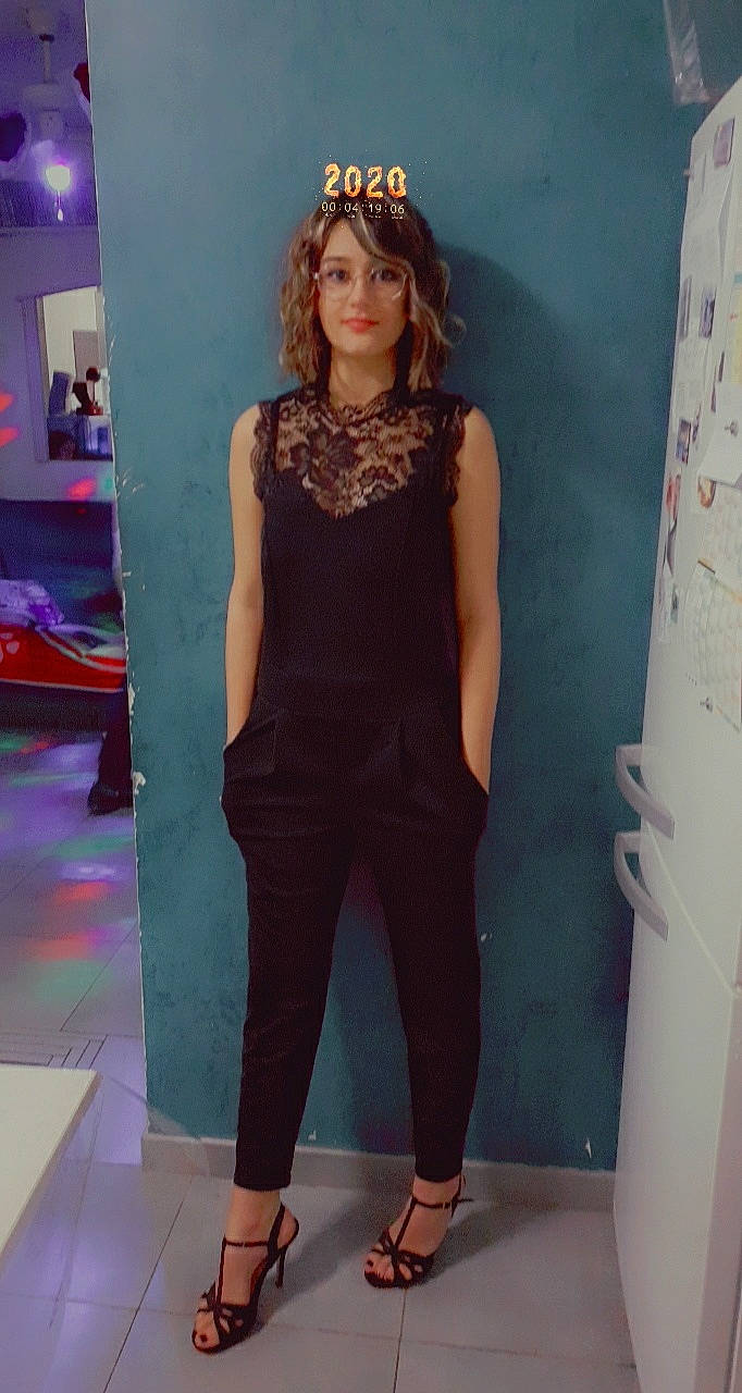 Maëlline a rejoint le concours — aidez-le/la à gagner de superbes lots ! beauty, brown, crown, fashion, fashion_accessory, foot, hair_accessory, headpiece, human_leg, joint, long_hair, maroon, person, purple, sandal, shoulder, style, thigh, tiara, waist