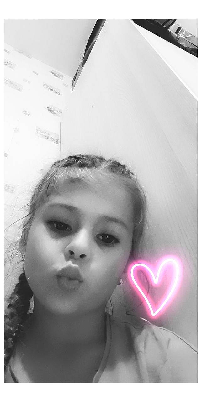 Eloïse a rejoint le concours — aidez-le/la à gagner de superbes lots ! beauty, cool, ear, eye, eyebrow, eyelash, face, flash_photography, gesture, hair, happy, head, jaw, lip, monochrome_photography, neck, nose, person, skin, smile