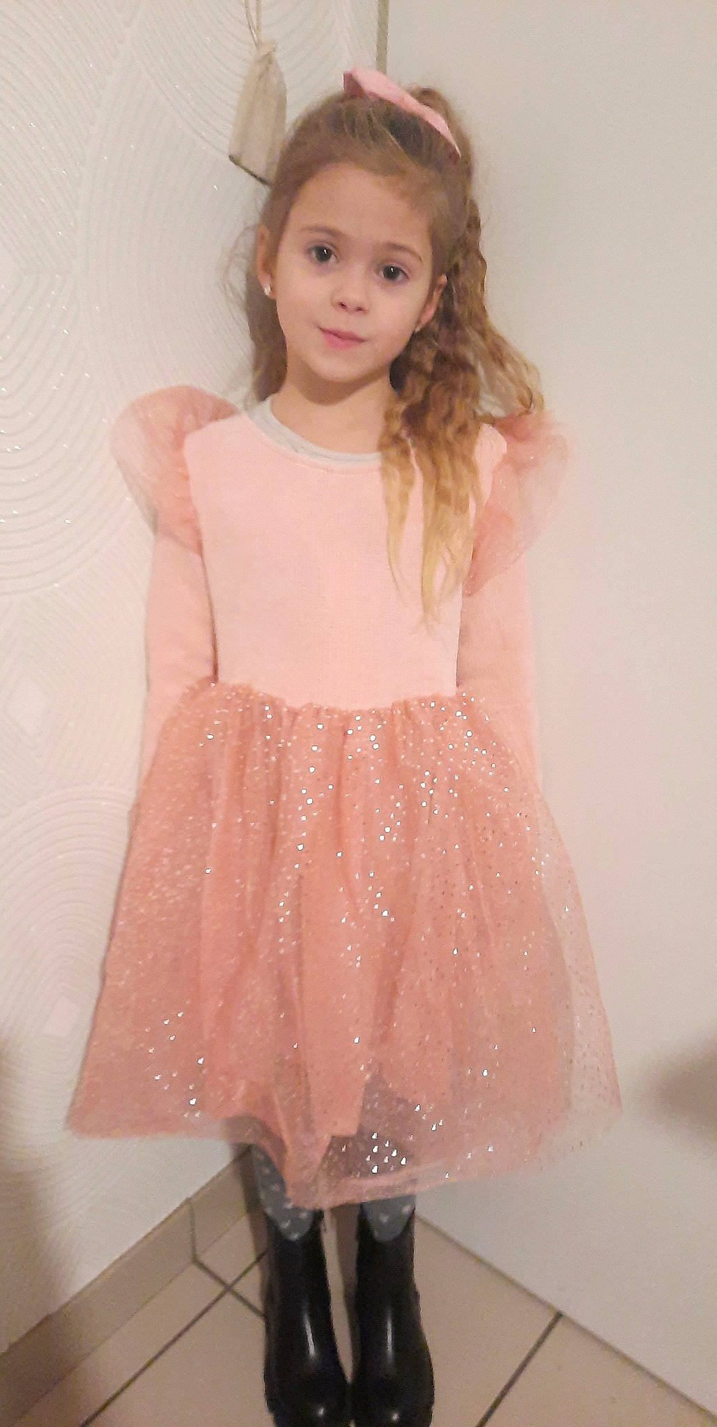 Eloïse participe au concours pour gagner de l'argent avec cette photo : arm, day_dress, dress, embellishment, fashion_design, hair, hairstyle, human_body, knee, leg, neck, person, pink, shoulder, skin, sleeve, stairs, t_shirt, thigh, trunk