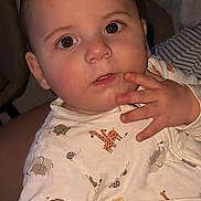 Kevin a rejoint le concours — aidez-le/la à gagner de superbes lots ! baby, child, face, hand, onesie, animal_print, indoor, portrait, cute, expression, skin, person, young, infant, clothing, eyes, head, sitting, fingers, looking