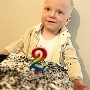 Mihail a rejoint le concours — aidez-le/la à gagner de superbes lots ! child, toddler, birthday_cake, number_candle, cake, celebration, smile, face, young_child, clothing, party, hand, eyes, shirt, indoors, person, happy, food, sweet, dessert