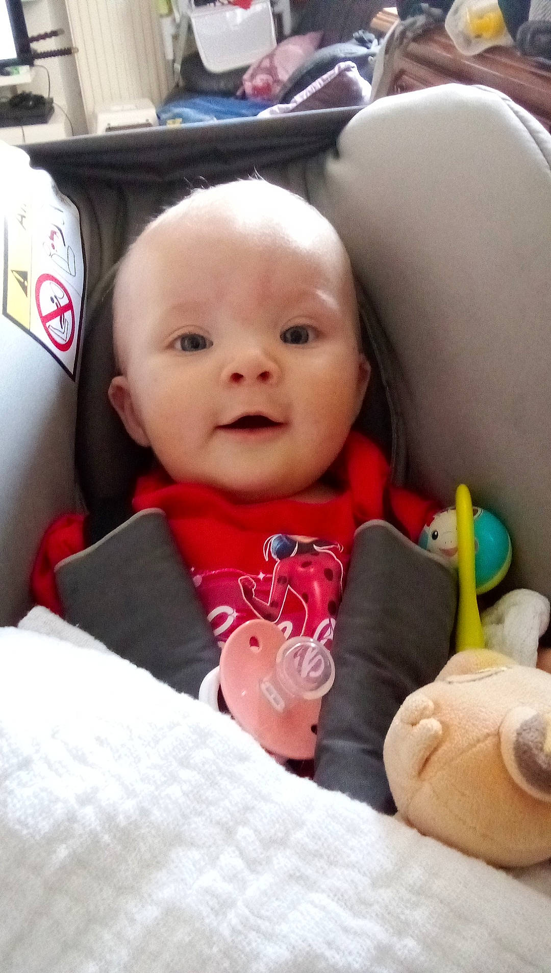 Zélie a rejoint le concours — aidez-le/la à gagner de superbes lots ! baby, baby_carriage, baby_in_car_seat, baby_products, baby_safety, baby_toddler_clothing, car_seat, cheek, child, comfort, happy, linens, person, product, room, seat_belt, sitting, skin, smile, stuffed_toy